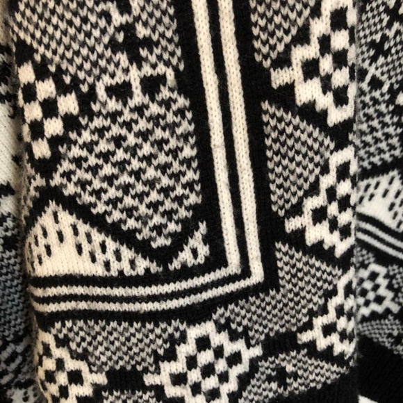 Black and White Knit Shawl - Picture 3 of 4